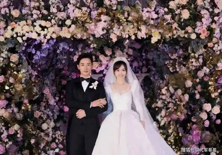 唐嫣和罗晋的婚纱照则以简约时尚为主题,展现了两人之间的默契与品味.