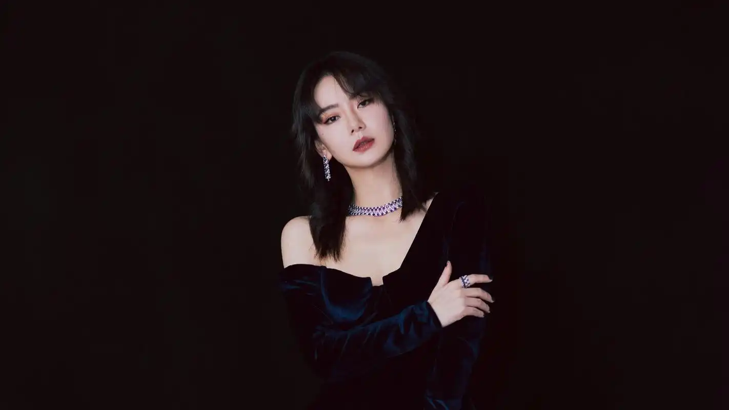 戚薇性感迷人写真桌面壁纸