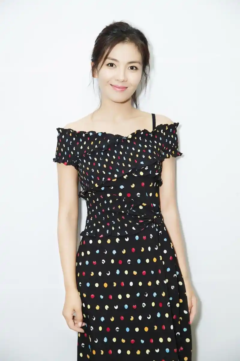 组图:刘涛穿糖果露肩裙装 女强人变甜美小仙女