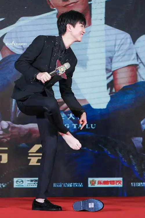 王俊凯170406高能少年团发布会高清8p