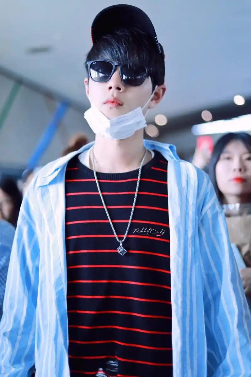 肖战机场图#  这身look,衬衫蓝白竖条纹,里边黑红横条纹……换个人穿