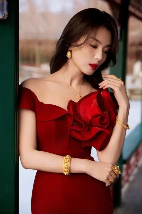 刘涛红裙写真美翻了!紧身裙勾勒完美曲线,高贵典雅气质令人陶醉