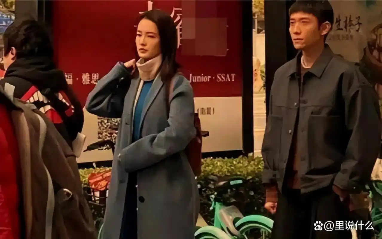 张一山李沁牵手逛街,情侣装配色让人猜测恋情真假!