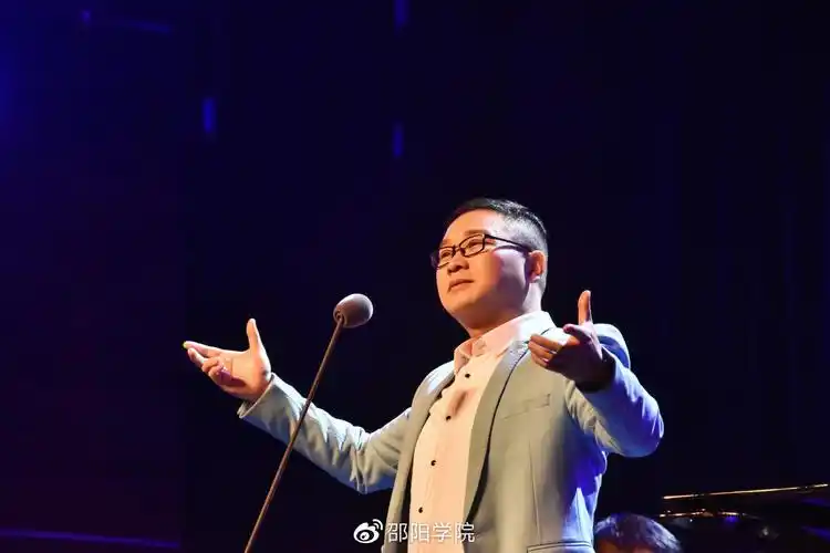 男声独唱《黄鹤楼送孟浩然之广陵》《叫一声妹妹泪莫流》