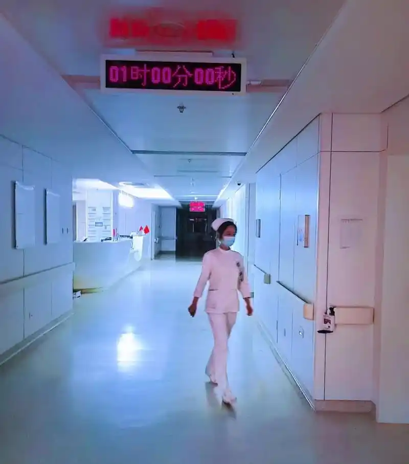 凌晨一点,夜班护士正在巡视病房.