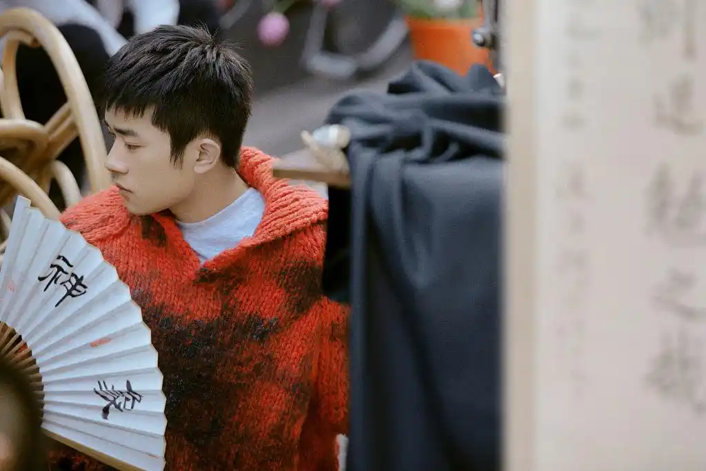 翩翩少年易烊千玺头顶荷叶帽气质淡然手执折扇静享悠闲时光