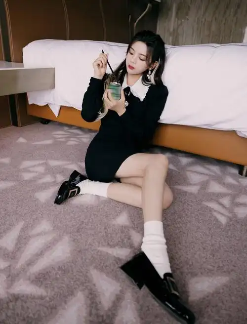 杨超越摆pose好身材尽显. 杨超越手拿橘子眼神