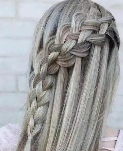 单扎公主头把长发从后侧取一缕头发,在中间扎个蝴蝶结,这款单扎公主头