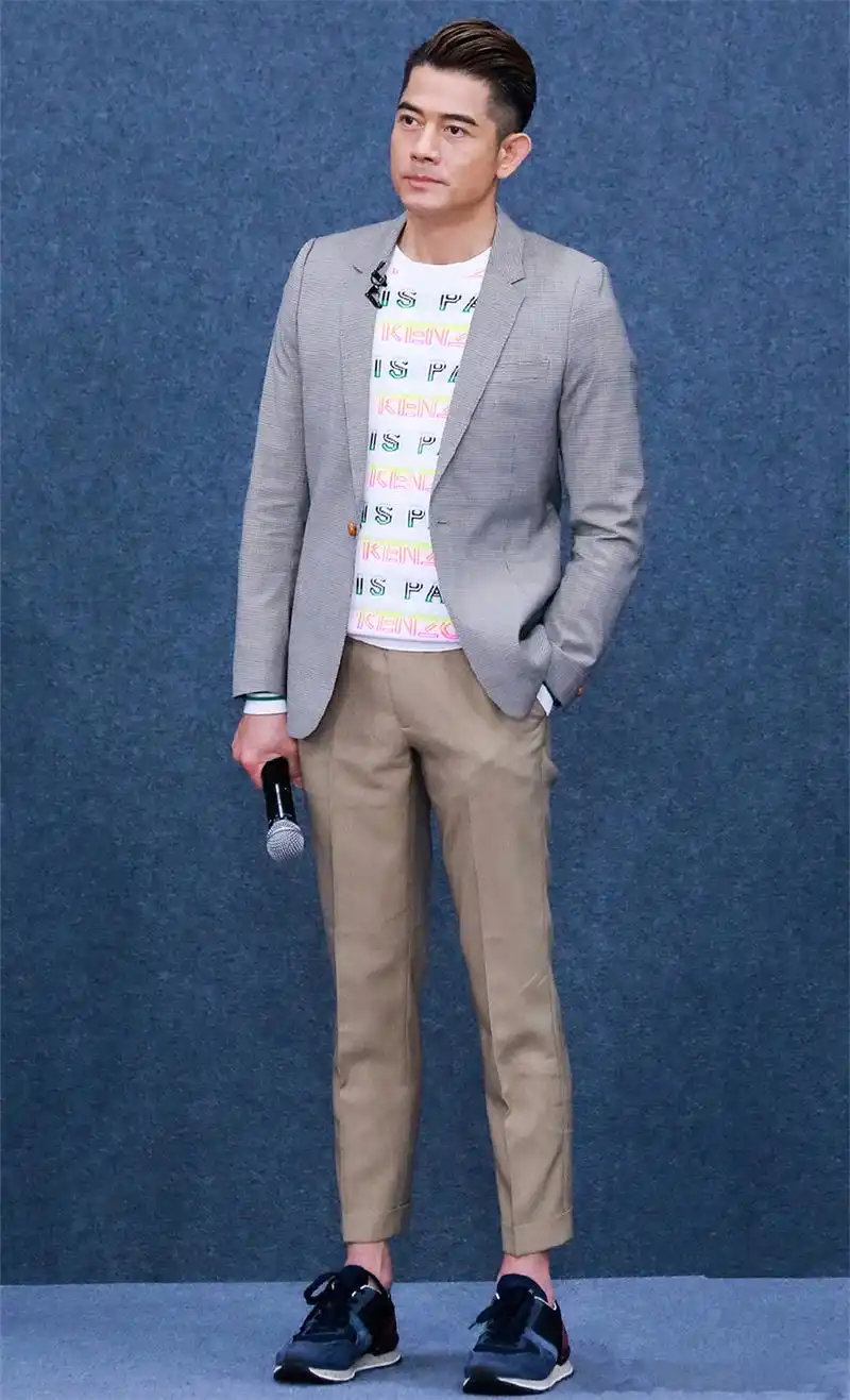 54岁郭富城看着真显年轻,简约私服时髦减龄,穿成大叔辈的教科书