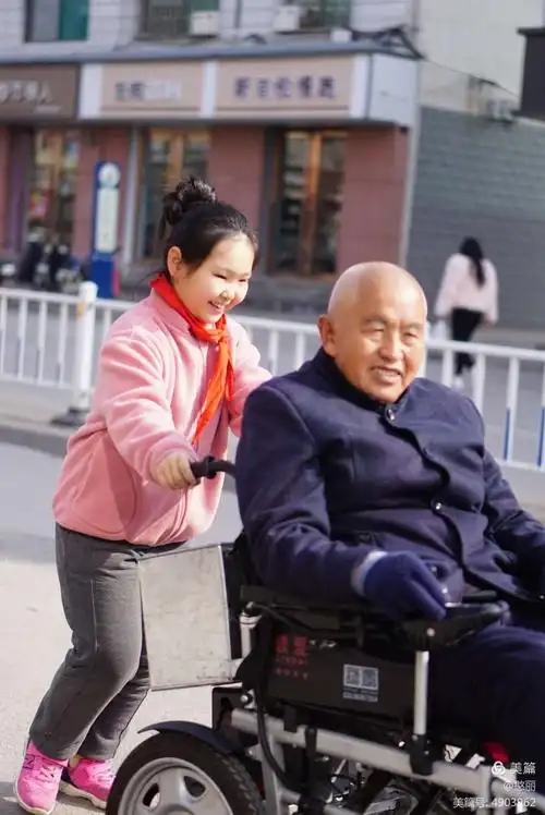 帮助行动不便的爷爷推轮椅