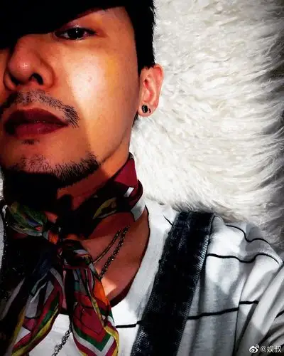 权志龙ins更新,留着胡子的权志龙你觉得怎么样?_高清图集_新浪网