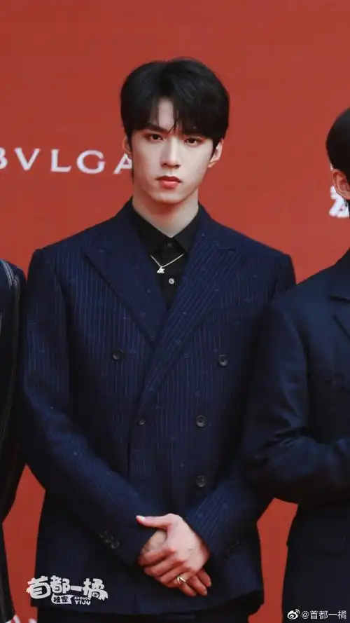 刘耀文红毯生图来了,感觉比上次见又长高长大了,很拽很酷#云上北影节