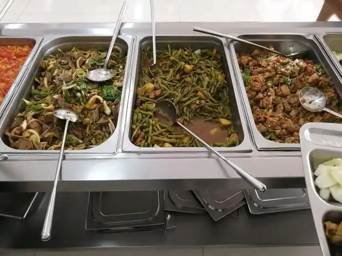 实业公司员工食堂为就餐员工打造一片凉爽的天空