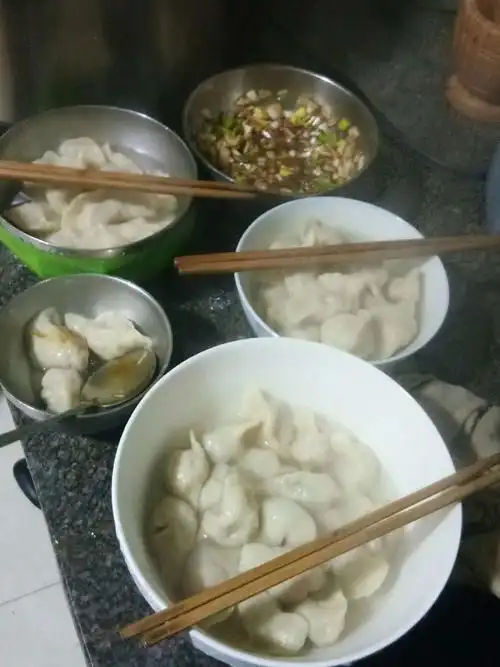 饺子熟了把饺子盛到碗里.