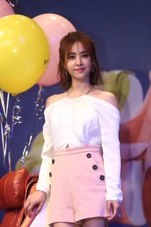 蔡依林虽然不高但身材比例真好身穿西装裤单看腿是真挺长