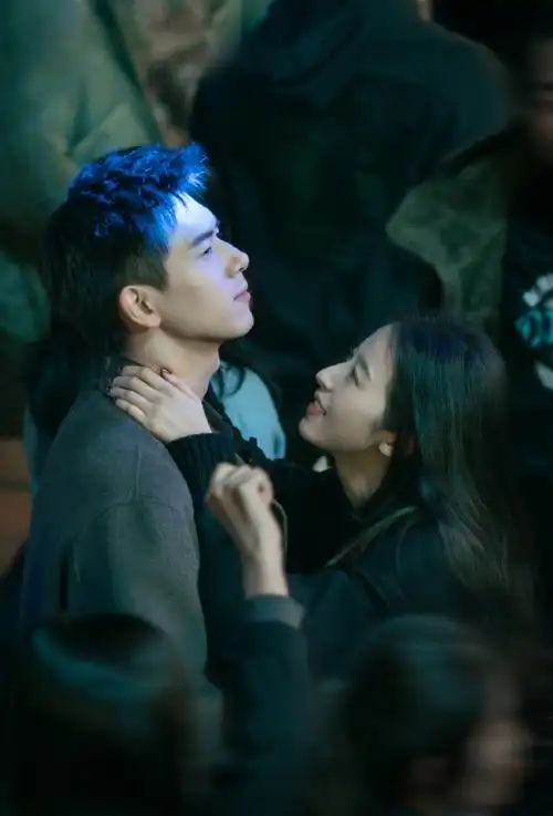 李现周雨彤情侣文案##李现周雨彤后背抱