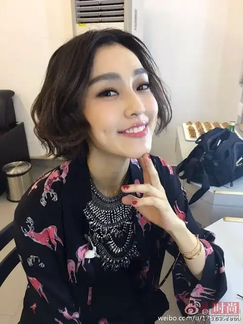 范玮琪晒近照 脸变了全因眉毛?