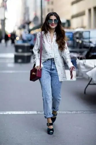 原创将上衣一角塞进裤腰随意感十足的造型还能显腿长