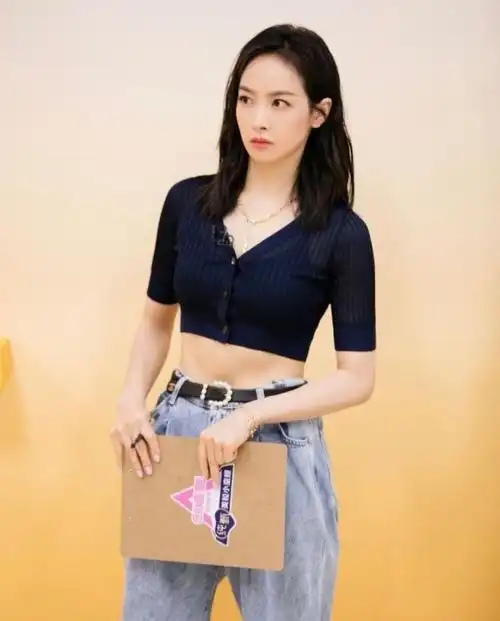 罕见宋茜穿露脐装,当看到"巴掌腰":我决定今天不吃饭了!