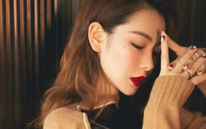 戚薇性感优雅写真桌面壁纸