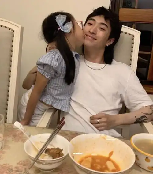 时尚又火辣,五官秀气比女生还美|哈利|秦昊|庾澄庆|娱乐圈_网易订阅