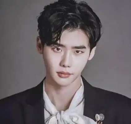 三七分纹理烫短发蓬松又有成熟的味道,卷翘的八字刘海将五官衬托的更