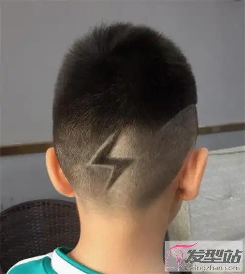 10后男童发型雕刻什么图案,造型,可根据宝宝的喜好来设计,当然还有看
