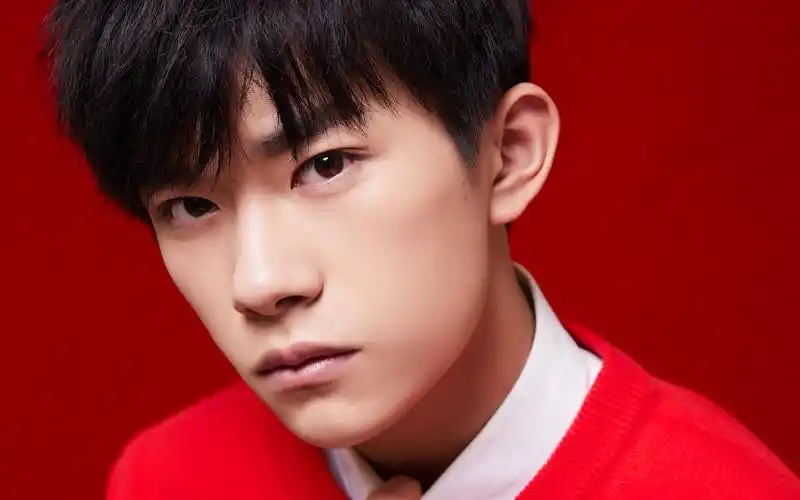 易烊千玺红衣帅气壁纸2018祝福中国年