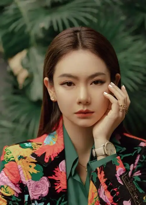 女艺人戚薇复古花纹西装飒爽写真