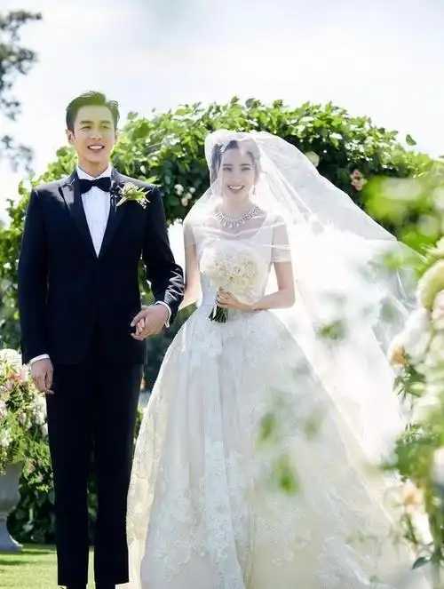 张若昀与伴郎团的合影画风另类,先后"撞脸"广场舞大妈和二哈_网易订阅