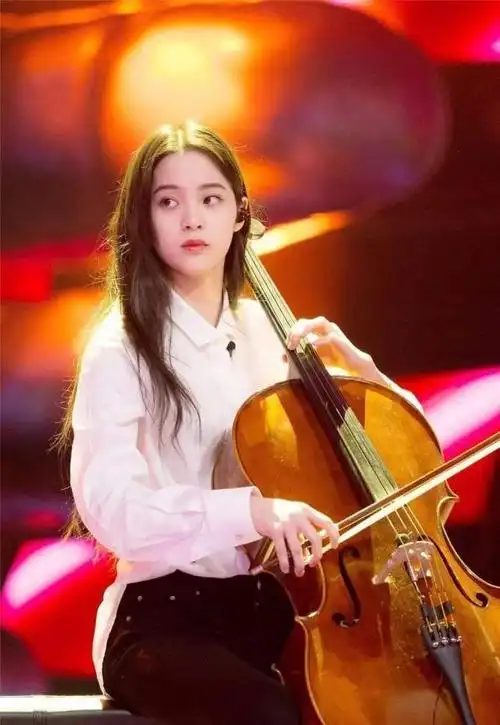 00后小花来抢饭碗了各有特色青春洋溢后浪将被拍到沙滩上