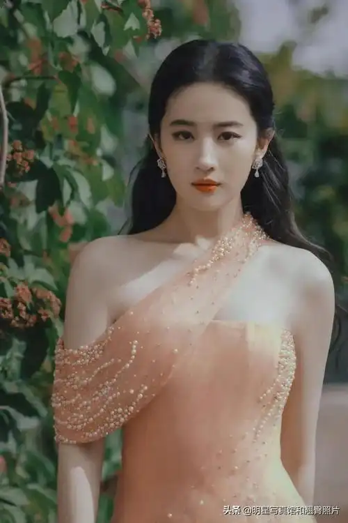 刘亦菲透视裙,吊带裙,裹胸裙,露出完美胸脯和身材_网易订阅