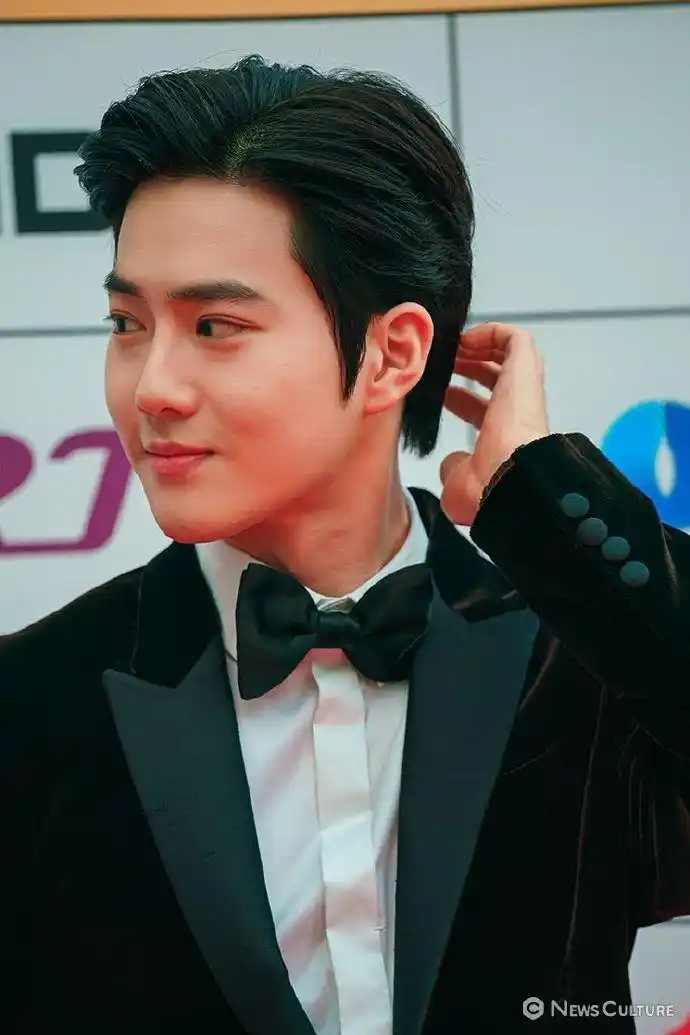 从头到脚优越满溢suho西装亮相dimf颁奖礼红毯