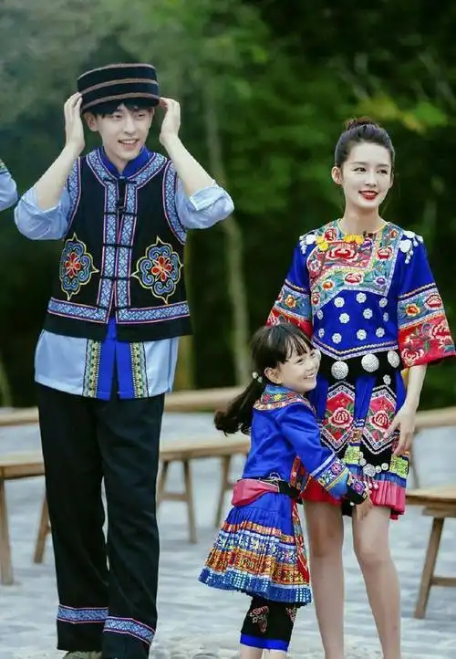 《爸爸去哪儿》晒邓伦李沁高清美照! 网友: 两人得罪修图师了吗