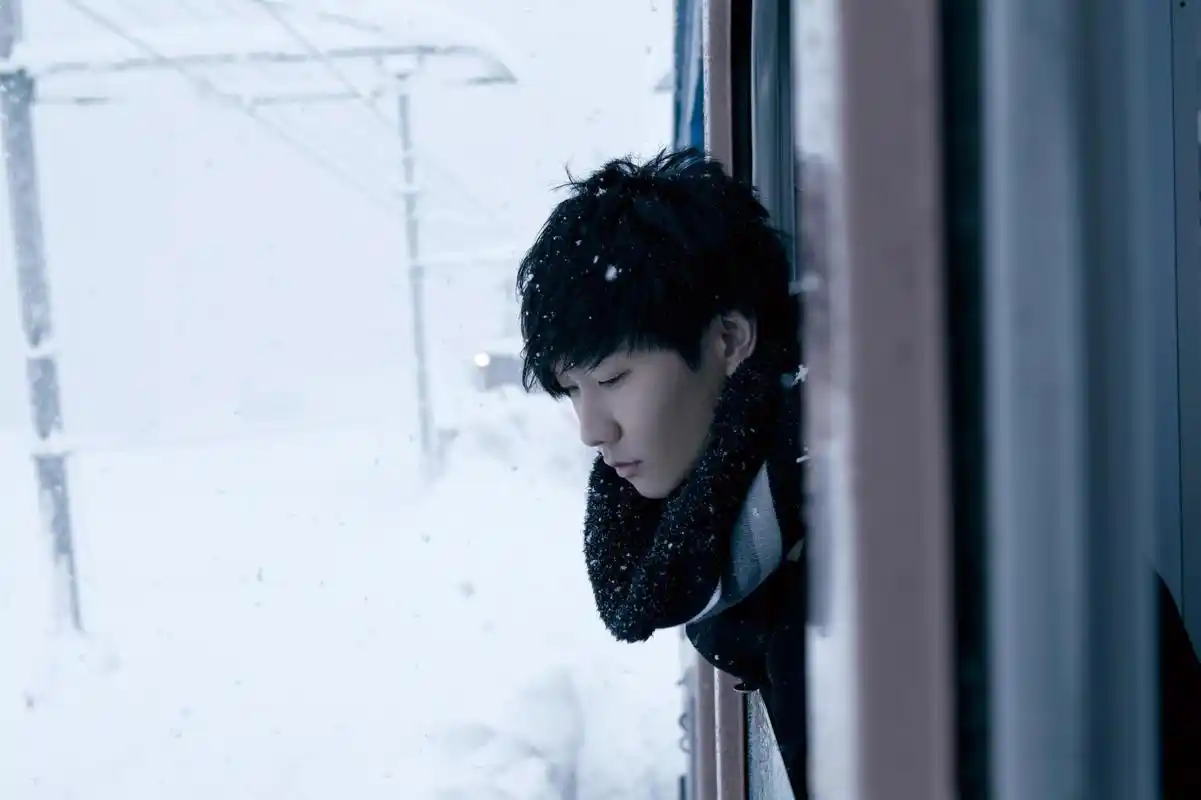 哪个有林俊杰《学不会》的封面图,适合作电脑桌面的?速求.