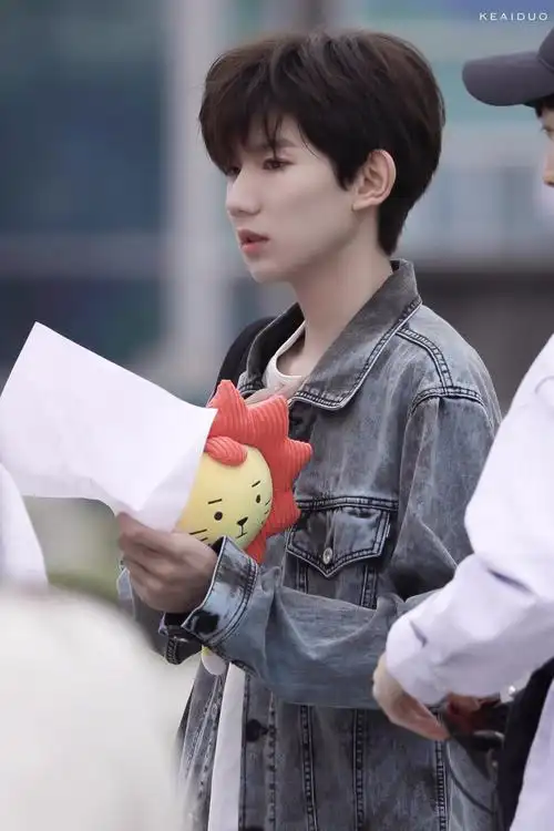 2018tfboys王源:洛杉矶上班_高清图片大全-爱豆app