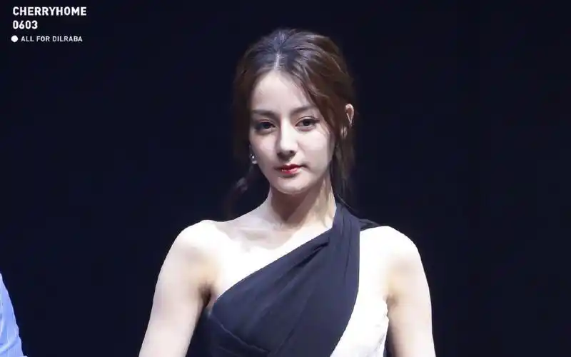 迪丽热巴白衣礼服搭配羽毛披风,短发太杀人了,像芭比娃娃一样