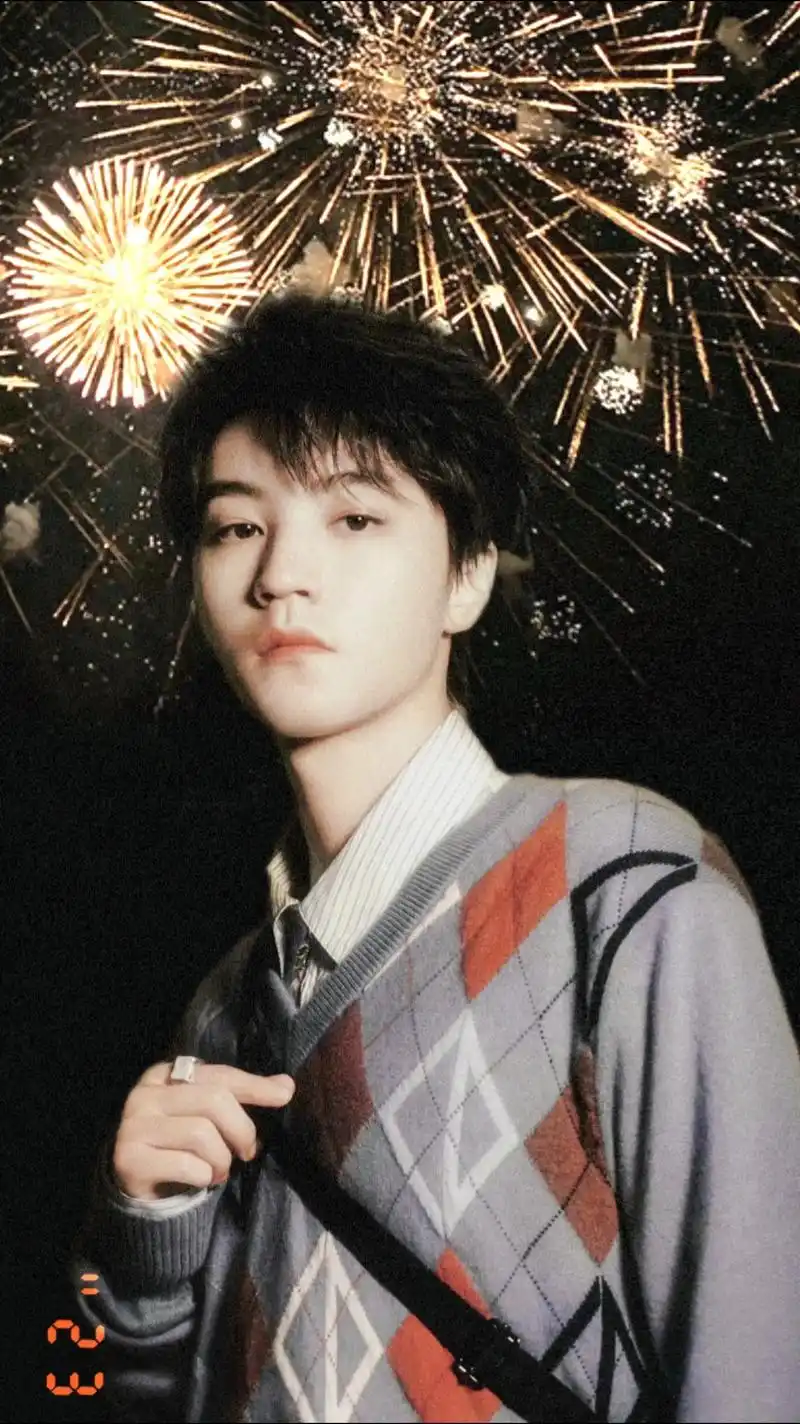 王俊凯圣诞主题壁纸.#王俊凯封神高清图片 #王俊凯 #王俊凯 - 抖音