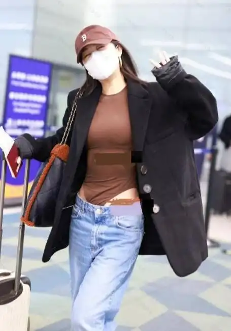 李菲儿机场现身时尚搭配独具魅力青春动人令人赞叹