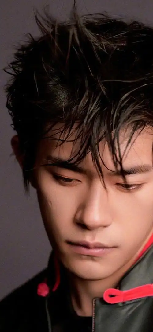 易烊千玺谈主动选择权##易烊千玺晒图##易烊千玺elle3月刊封面