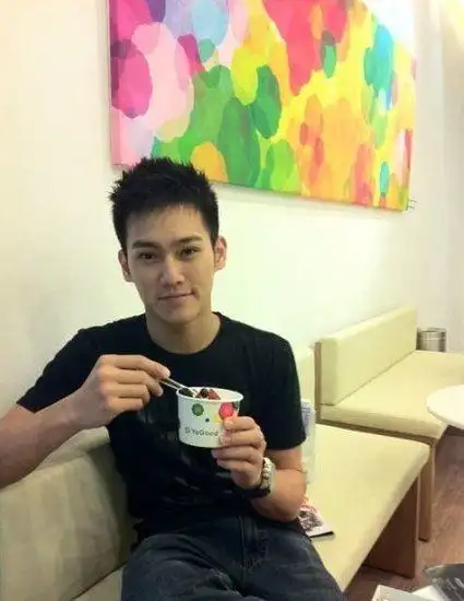 赵雅芝小儿子帅气有型 进军娱乐圈或签tvb(图)