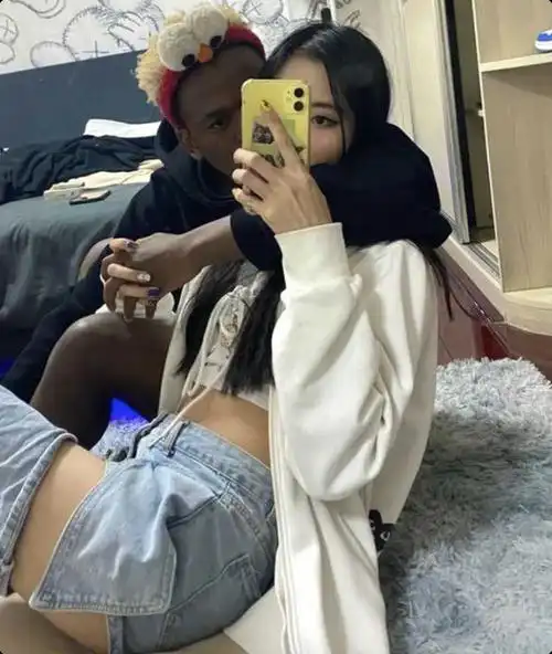 女学生和黑人男友秀恩爱,网友祝福很暖心