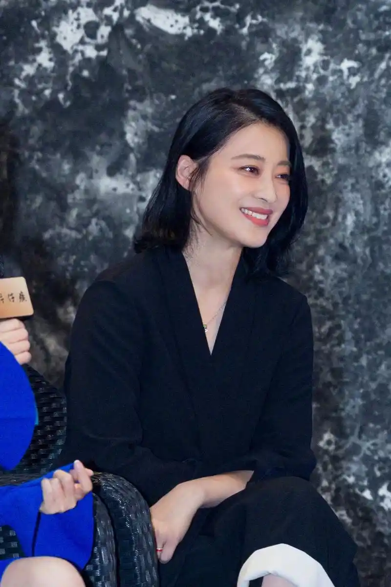 44岁梅婷美上新高度穿一身黑比例太绝网友黑眼圈没了