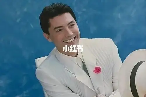 白衣尊龙_西服_尊龙笑容迷人_娱乐_明星娱乐资讯