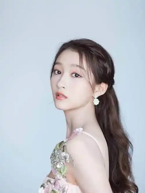 原创顶流女友的颜值天花板关晓彤晒照肤白貌美大长腿一样不缺