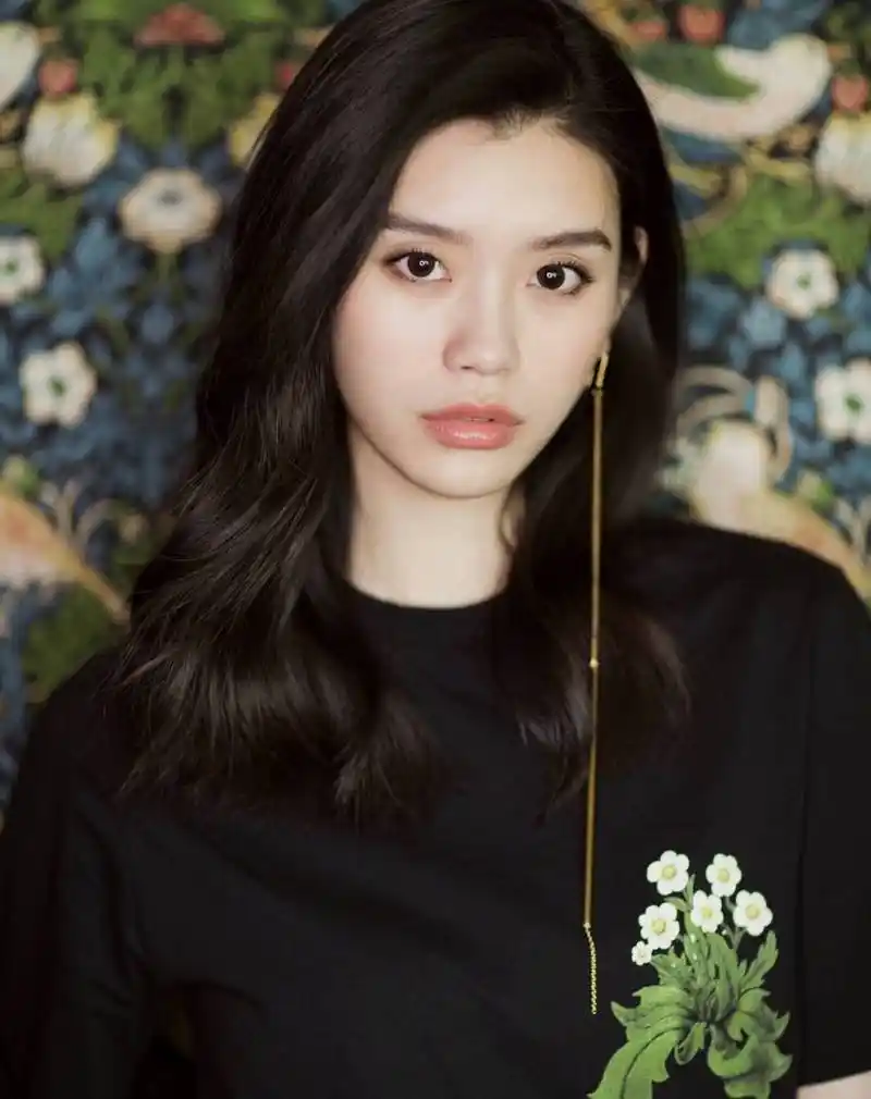 奚梦瑶是一位著名的超模,她的模特生涯始于2009年,2013年11月,作为第