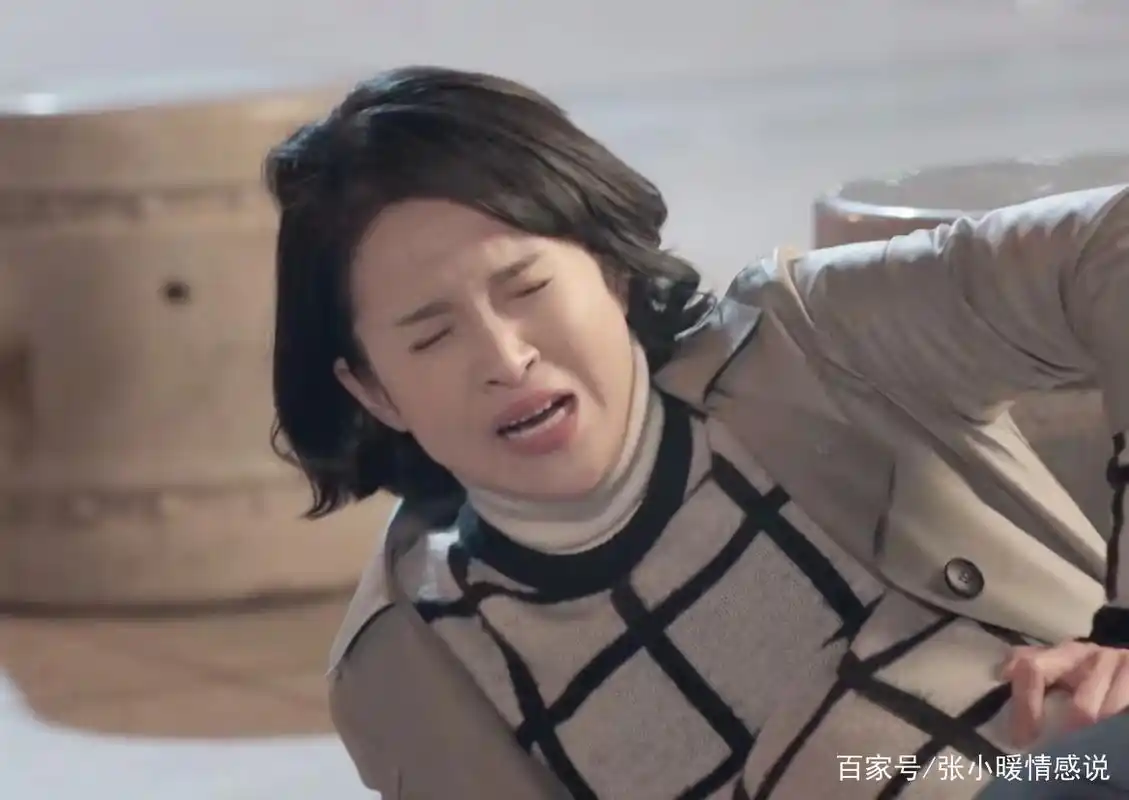 《鸡毛飞上天》巧姑意外流产,陈江河的怒骂撕开了10年婚姻的隐痛