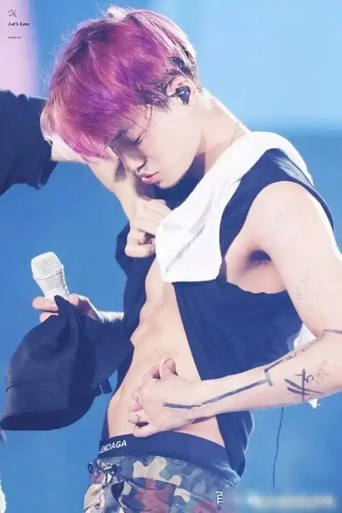 exo-kai金钟仁:可以在腹肌上捏出一个大象,想拥有