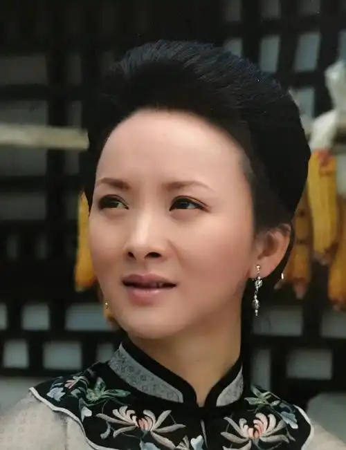 "香秀"谢兰:嫁大11岁师小红,坚持丁克12年,39岁得子家