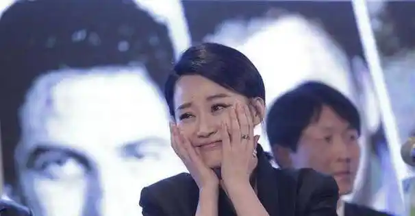 49岁许晴卖萌撒娇学猫叫,网友:这表情太魔性了!_少女_年龄_女人